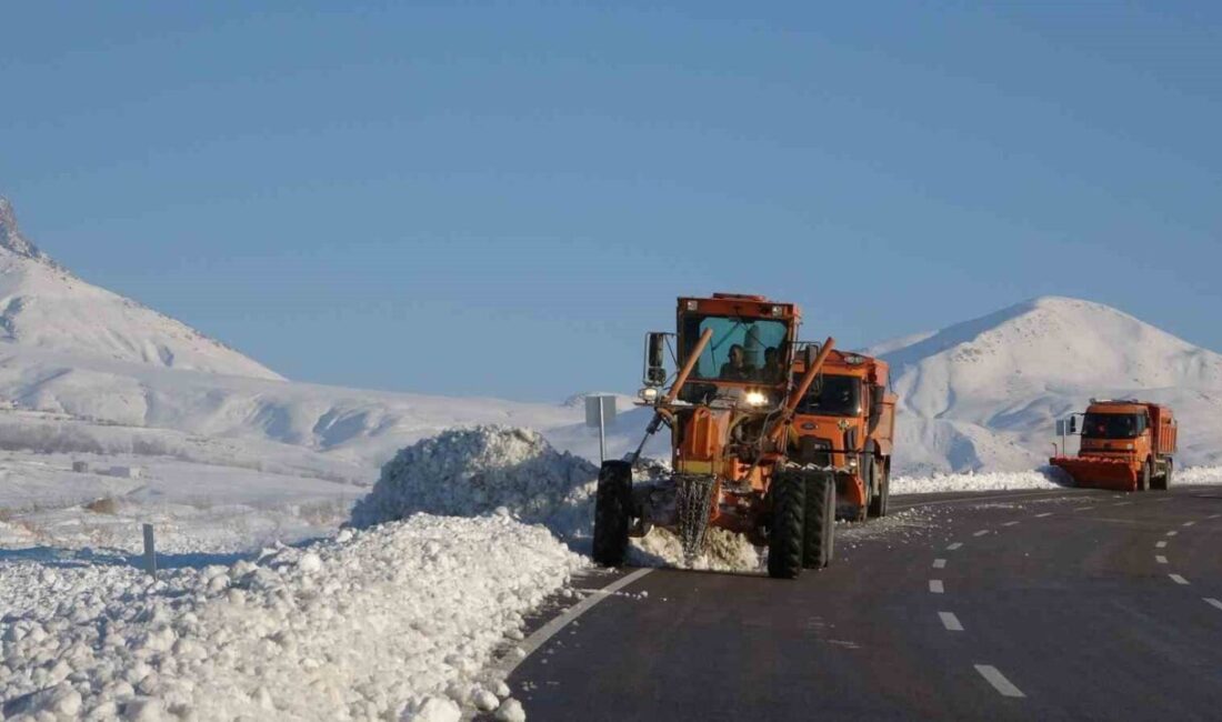 Van’da etkili olan kar yağışının ardından yol kenarlarında biriken kar