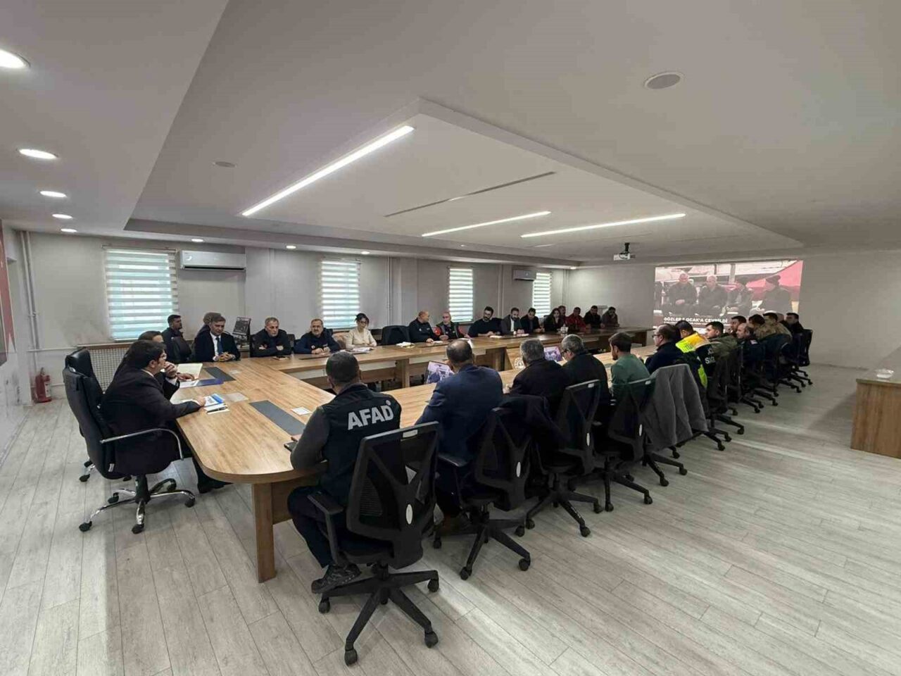 Van’da etkisini sürdüren olumsuz hava şartlarına karşı alınacak tedbirlerin değerlendirilmesi