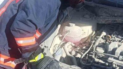 Van’ın Edremit ilçesinde seyir halindeyken yanmaya başlayan otomobil, itfaiye ekipleri