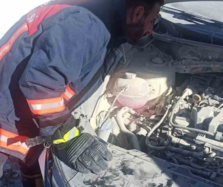 Van’ın Edremit ilçesinde seyir halindeyken yanmaya başlayan otomobil, itfaiye ekipleri