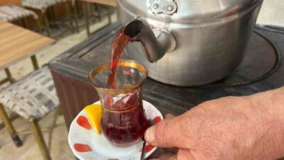 Van’da soğuk kış günlerinin etkisini artırmasıyla birlikte çay evlerine gelen