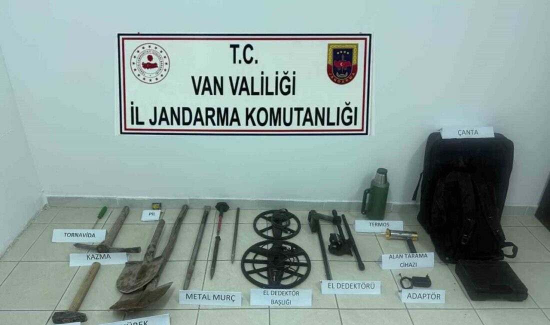 Van’ın Tuşba ilçesindeki bir tarihi kale yakınında kazı yapan 2