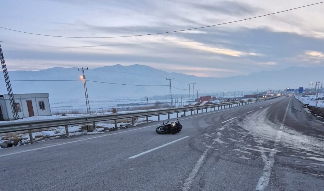 Van’ın Gürpınar ilçesinde otomobil ile motosikletin çarpışması sonucu meydana gelen
