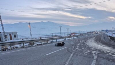 Van’ın Gürpınar ilçesinde otomobil ile motosikletin çarpışması sonucu meydana gelen