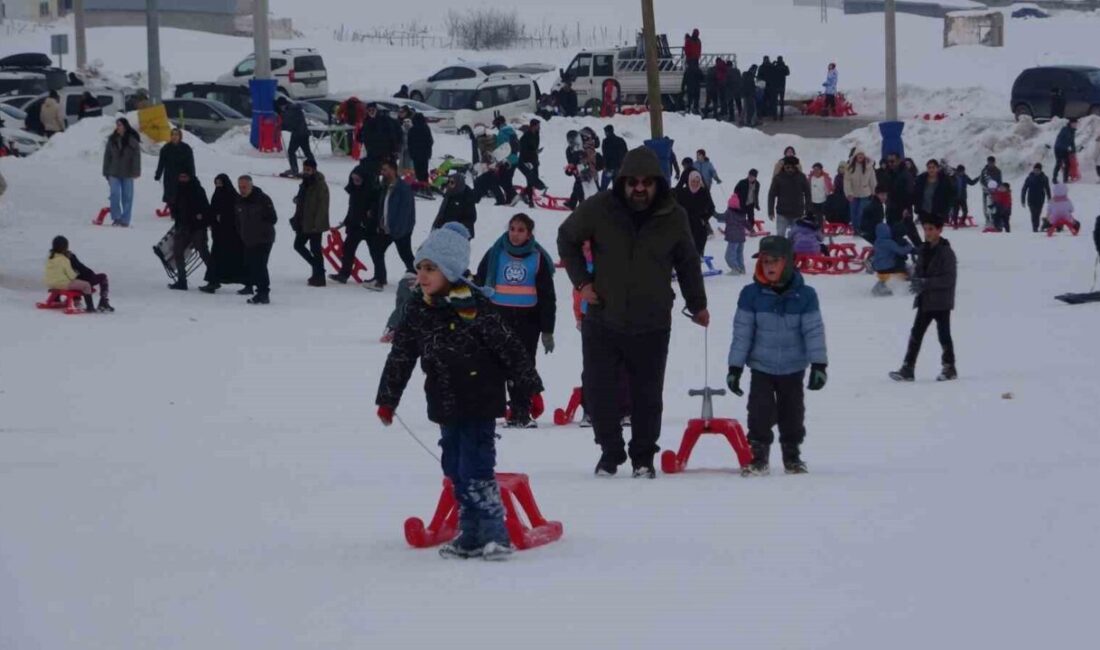 Van’da yarıyıl tatilinin son günlerini fırsat bilen çocuklar ve aileleri,