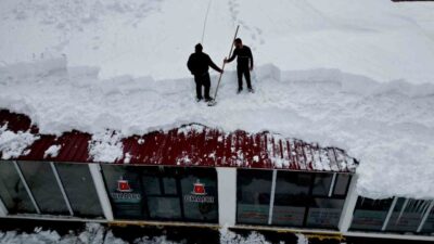 Bitlis’te etkisini sürdüren yoğun kar yağışının ardından, muhtemel çatı çökmeleri
