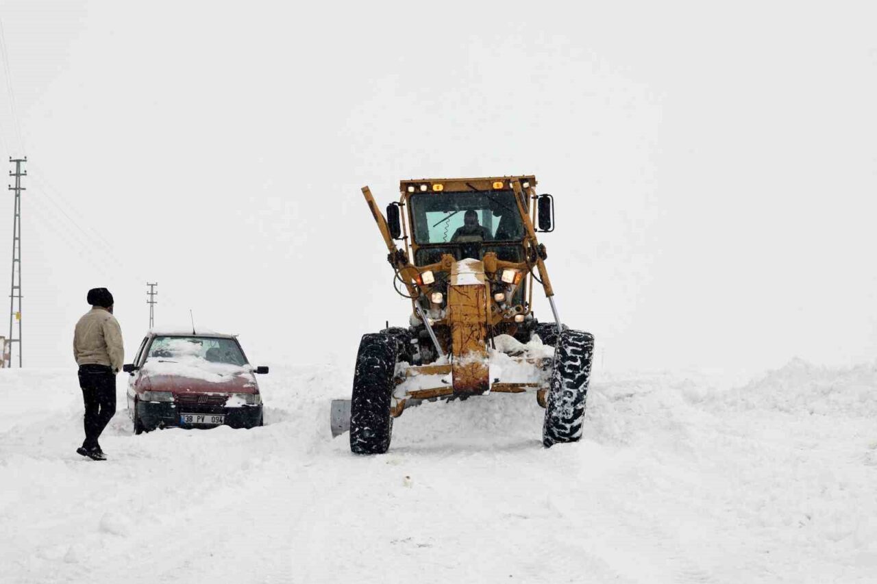 Talas Belediyesi Kış Çalışmaları Ekipleri; yeniden etkili olan kar yağışıyla