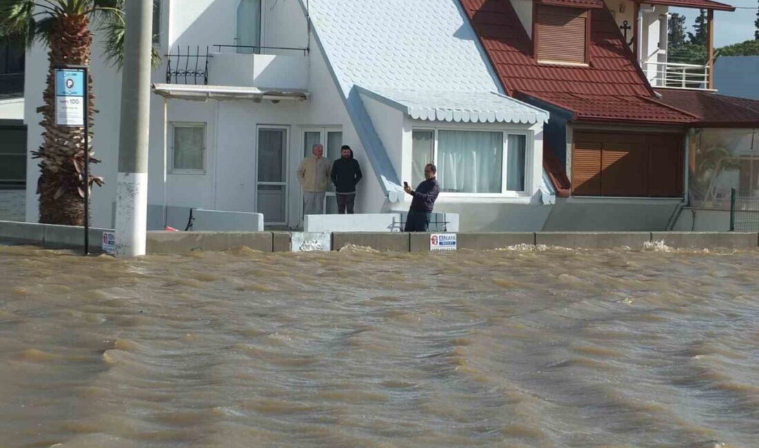 Balıkesir’in Burhaniye ilçesinde fırtınanın etkisiyle deniz kabardı, yollar sular altında