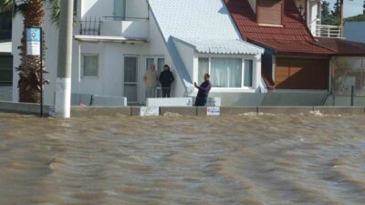 Balıkesir’in Burhaniye ilçesinde fırtınanın etkisiyle deniz kabardı, yollar sular altında