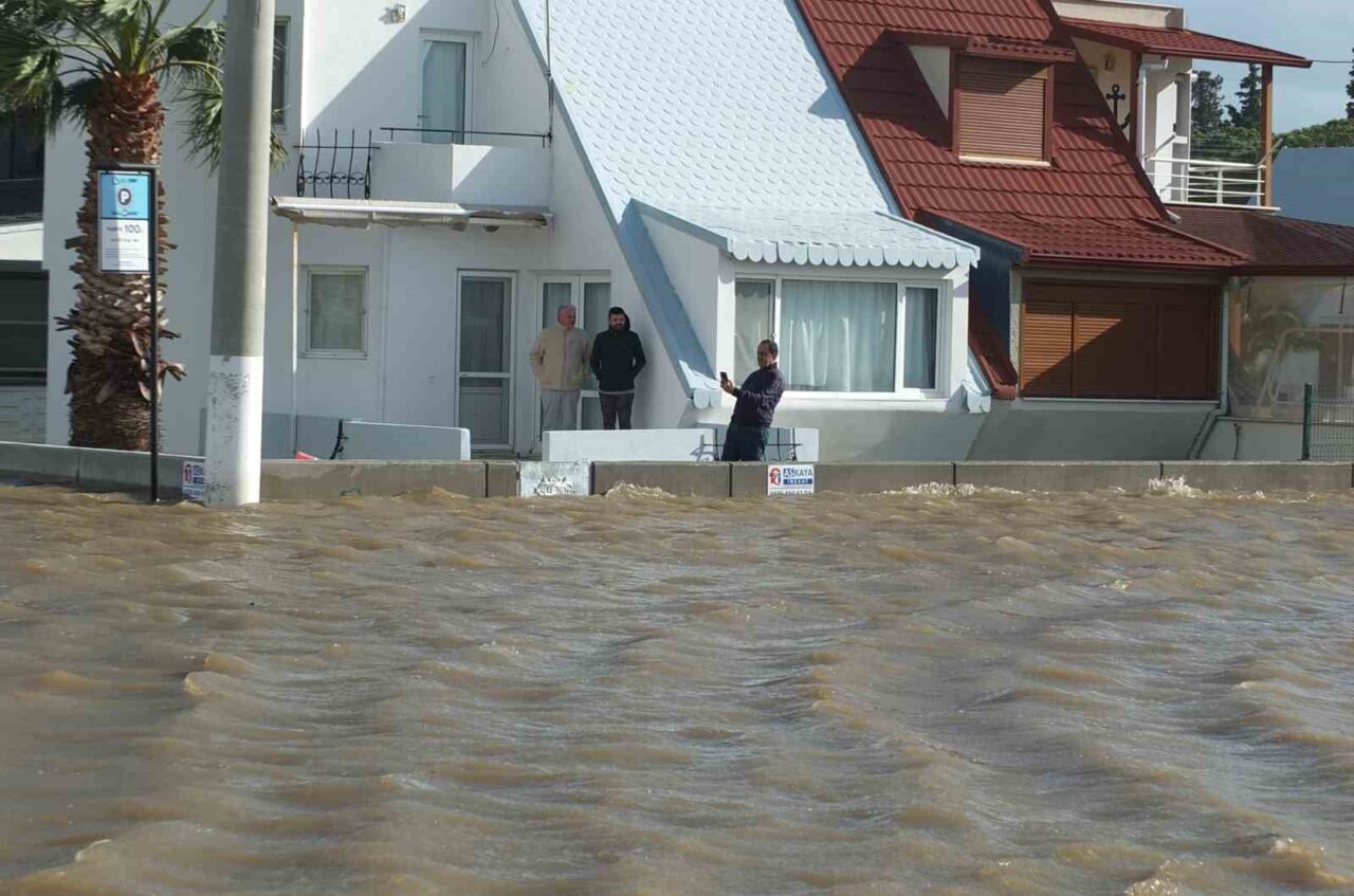 Balıkesir’in Burhaniye ilçesinde fırtınanın etkisiyle deniz kabardı, yollar sular altında