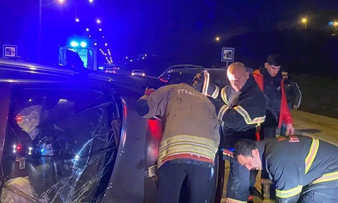 Hatay’ın Defne ilçesinde vidanjöre çarparak takla atan ve yan yatan