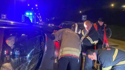 Hatay’ın Defne ilçesinde vidanjöre çarparak takla atan ve yan yatan