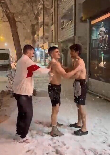 Elazığ’da milli boksör ve arkadaşları, yağan kar altında önce antrenman,