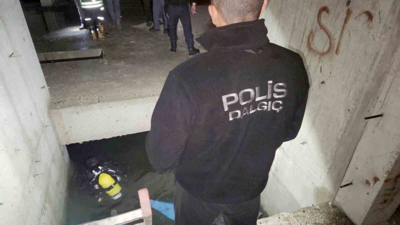 Adana’da yağışlar sonrası yaklaşık 2 metre derinliğinde su biriken metruk