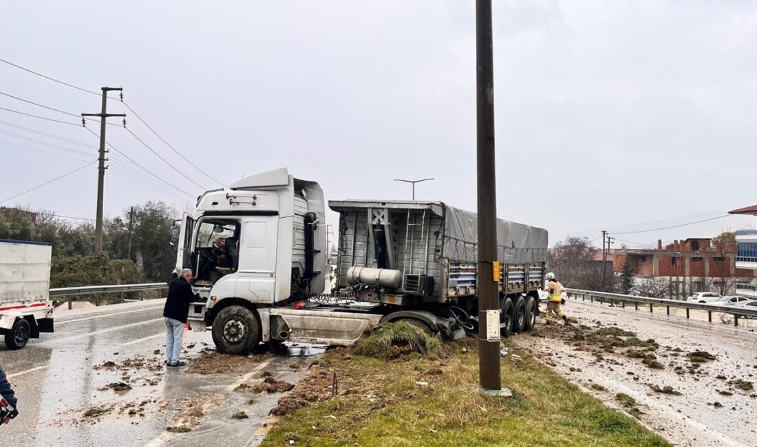 Manisa’nın Kula ilçesinde yağışlı havanın da etkisiyle kayganlaşan yolda sürücüsünün