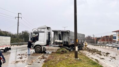 Manisa’nın Kula ilçesinde yağışlı havanın da etkisiyle kayganlaşan yolda sürücüsünün