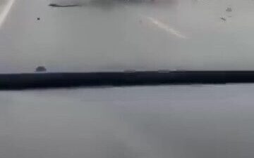 Kocaeli’nin Çayırova ilçesinde yağışlı havada makas atarak ilerleyen otomobil kontrolden