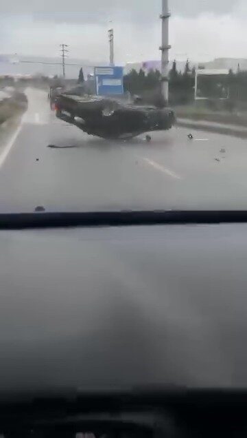 Kocaeli’nin Çayırova ilçesinde yağışlı havada makas atarak ilerleyen otomobil kontrolden