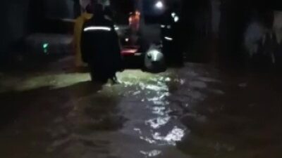 Adana’da sağanak yağış sonrası su basan evlerde bulunan yaşlı ve