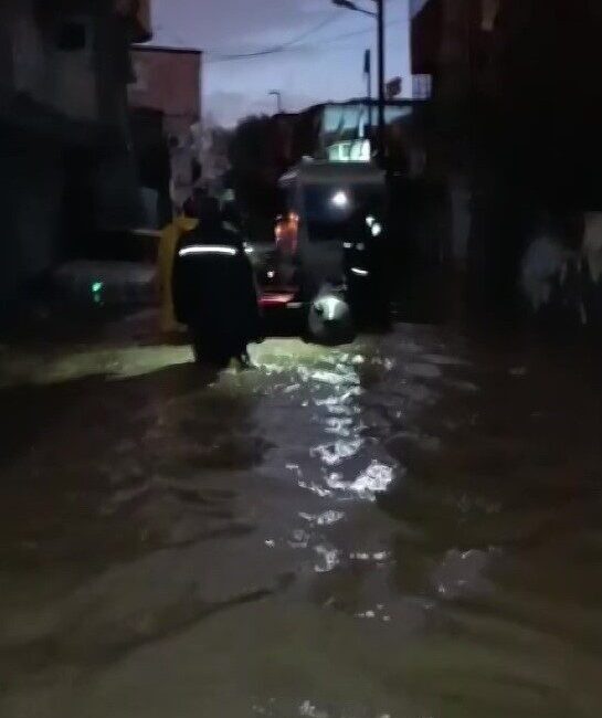 Adana’da sağanak yağış sonrası su basan evlerde bulunan yaşlı ve