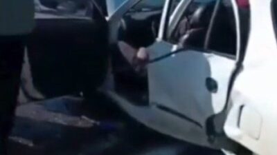 Kayseri’nin Yahyalı ilçesinde bariyerlere çarpan otomobildeki 3 kişi yaralandı. Edinilen