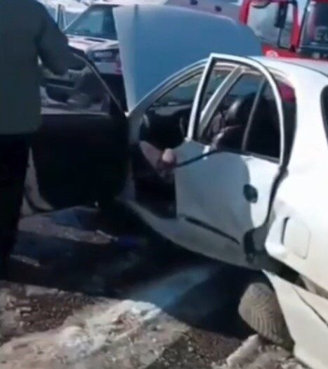 Kayseri’nin Yahyalı ilçesinde bariyerlere çarpan otomobildeki 3 kişi yaralandı. Edinilen