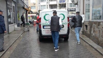 Evinde yalnız yaşayan 91 yaşındaki yaşlı kadın, kendisinden uzun süre