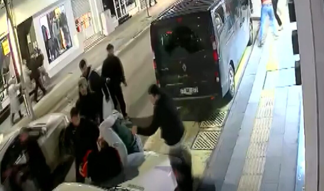 Yalova’da cep telefonu teknik servisine gelen 9 kişilik grup ile