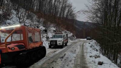 Yalova’da kar yağışı nedeniyle Delmece Yaylası yolunda araçlarında mahsur kalan