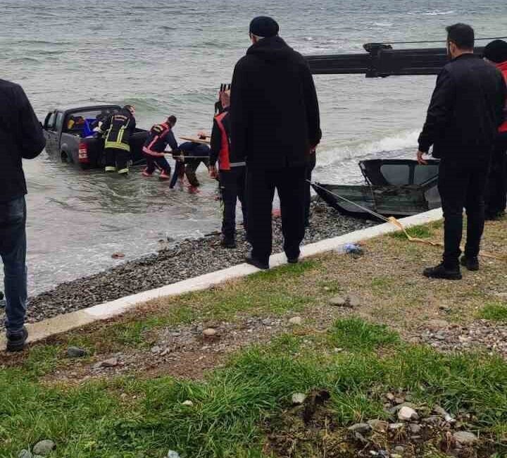 Yalova’nın Çınarcık ilçesinde sürücüsünün direksiyon hakimiyetini kaybettiği pikap yoldan çıkarak