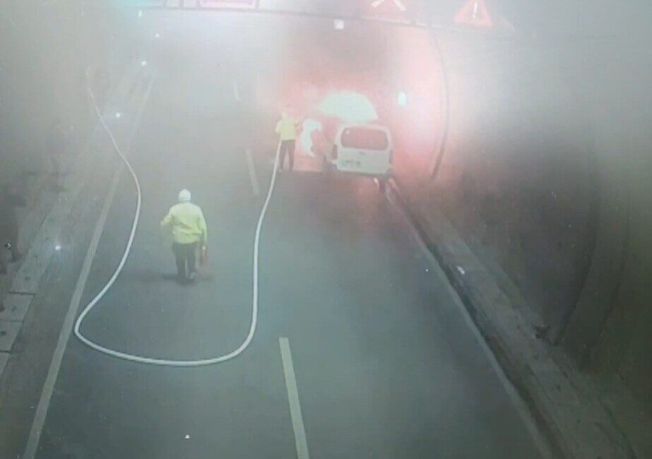 Kahramanmaraş’ta tünel içinde çıkan araç yangını bölgedeki trafik ekibi tarafından