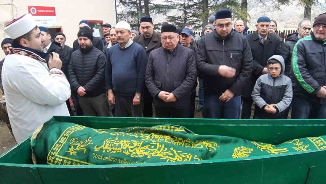 Bolu’nun Mudurnu ilçesinde, 2018 yılında çıkan yangında kül olan evinin