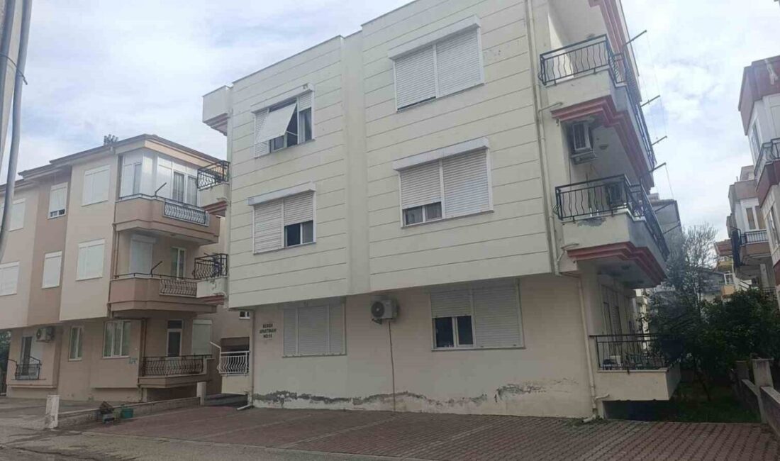 Antalya’nın Manavgat ilçesinde bir apartmandaki yangın ihbarı itfaiye, polis ve