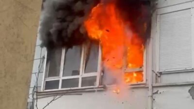 Balıkesir’in Ayvalık ilçesinde bir evde çıkan yangın anında patlayan buzdolabı