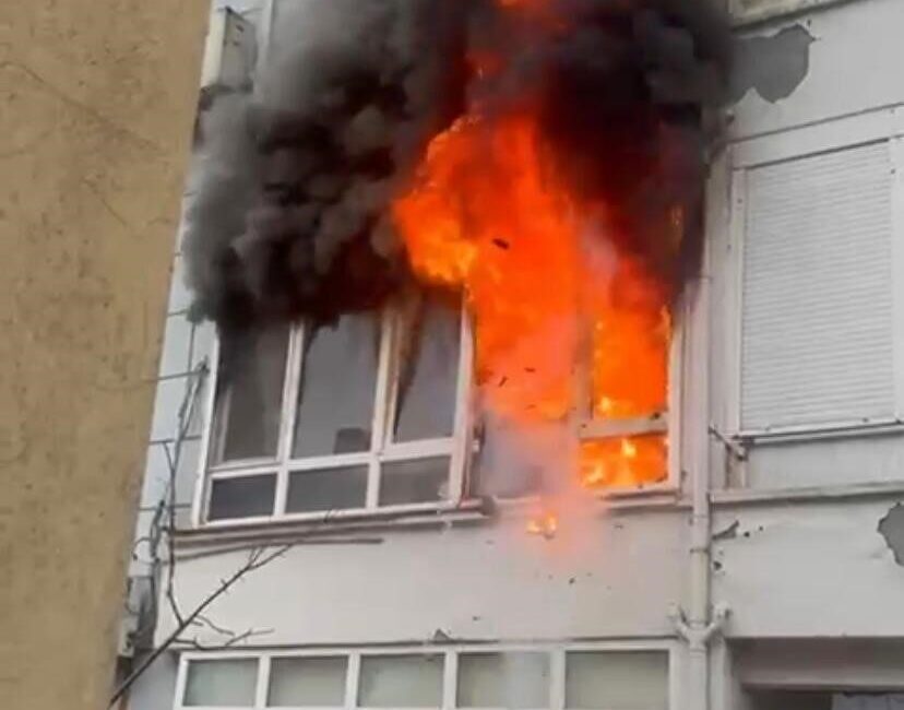 Balıkesir’in Ayvalık ilçesinde bir evde çıkan yangın anında patlayan buzdolabı