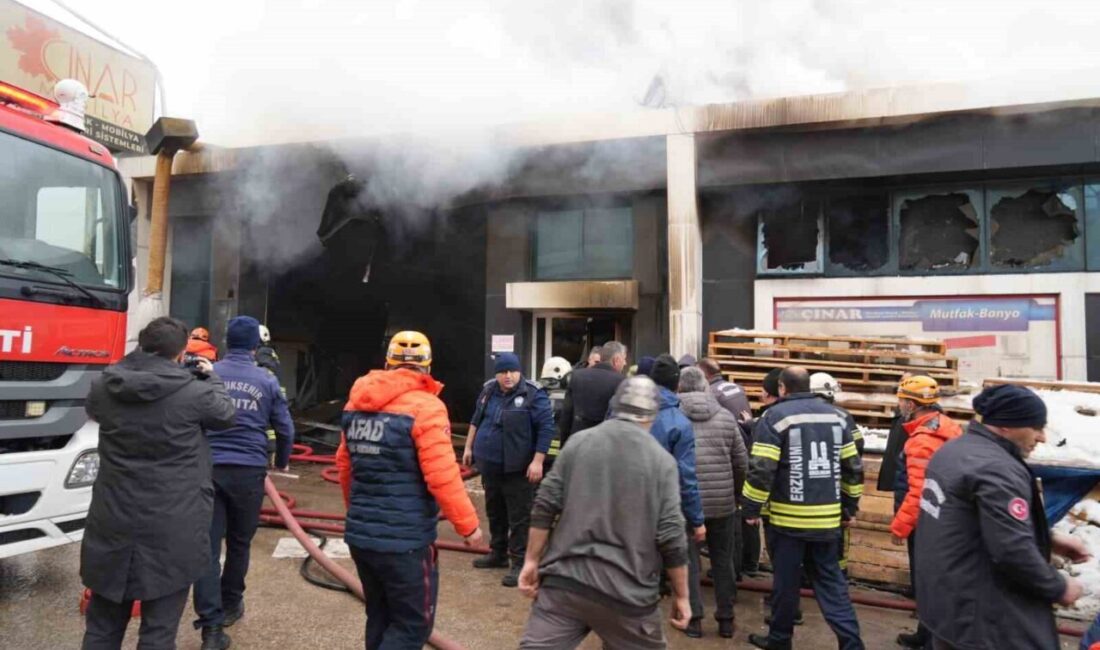 Erzurum’da Sanayi sitesinde çıkan yangına müdahale devam ederken içeride bulanan