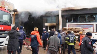 Erzurum’da Sanayi sitesinde çıkan yangına müdahale devam ederken içeride bulanan