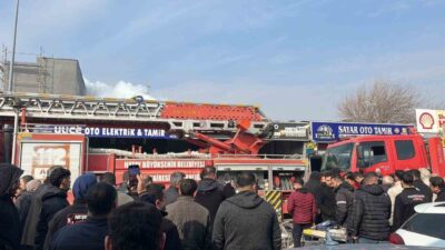 Hatay’da alevlere teslim olan oto tamirhanesindeki yangın, itfaiye ekiplerinin hızlı