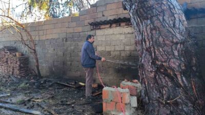 Antalya’da yakılan ateşin çam ağacına sıçraması sonucu çıkan yangında mahalle