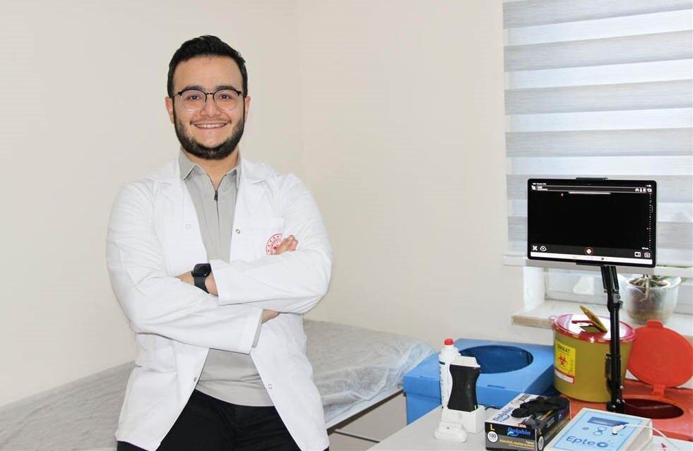 Sivas Devlet Hastanesi’nde görevli Fiziksel Tıp ve Rehabilitasyon Uzmanı Dr.