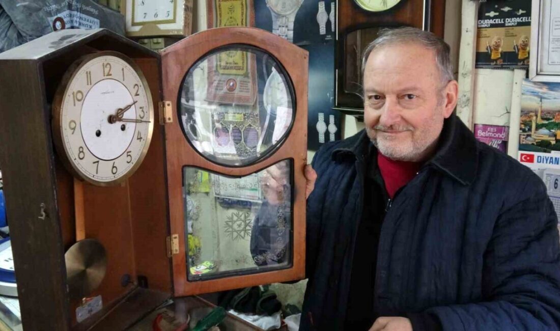 Gaziantep’te yarım asırdır 8 metrekarelik dükkanında saat tamirciliği yapan 68