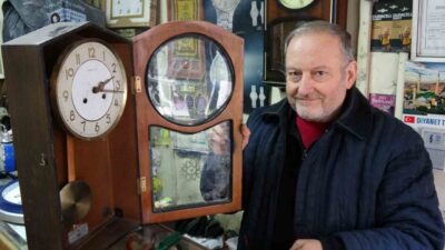Gaziantep’te yarım asırdır 8 metrekarelik dükkanında saat tamirciliği yapan 68