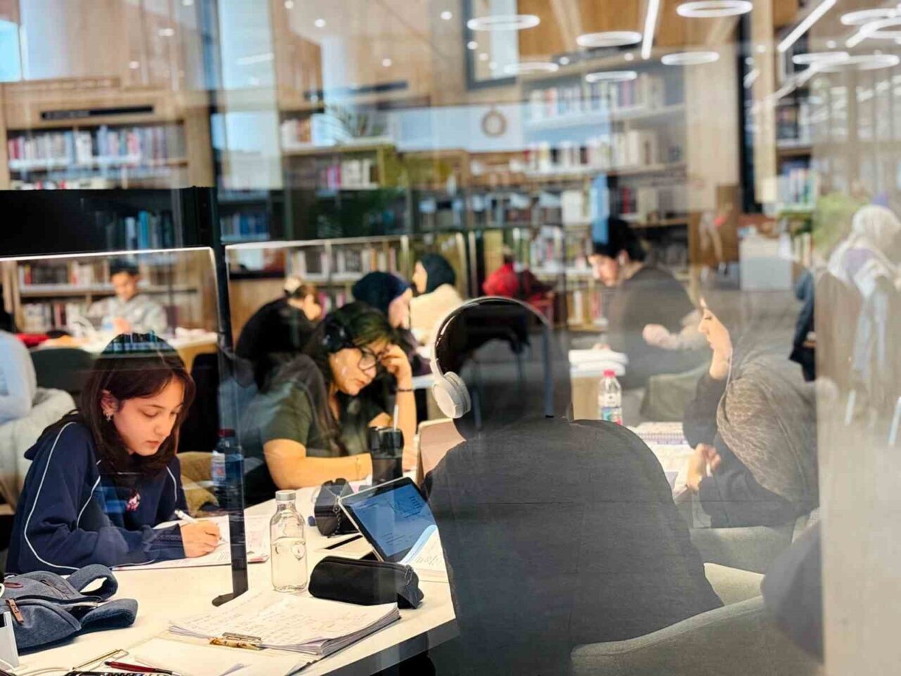 Kocaeli’de yarıyıl tatilinde kütüphaneler, gençlerin hem ders çalıştığı hem de
