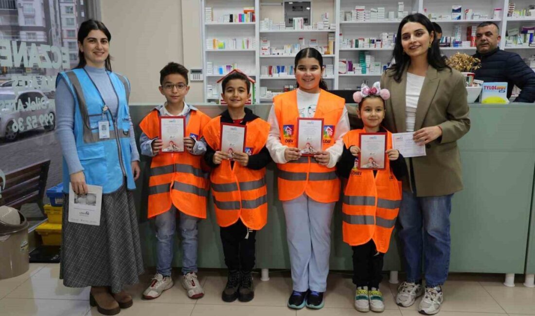 Adana’da aynı apartmanda oturan 4 ilkokul öğrencisi, müzik çalıp turunç