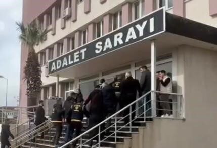 Balıkesir’in Ayvalık ilçesinde; kendilerini başkomiser, savcı ve rütbeli asker olarak