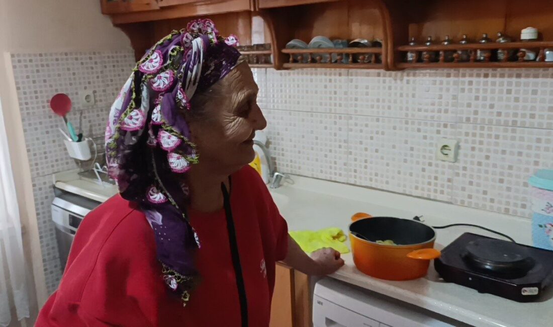 Antalya’nın Manavgat ilçesinde evin anahtarı almayı unutup ekmek almaya çıkıp