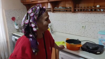 Antalya’nın Manavgat ilçesinde evin anahtarı almayı unutup ekmek almaya çıkıp