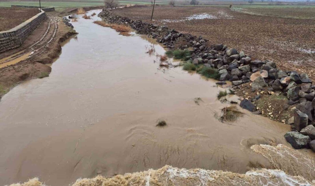 Gaziantep’in Yavuzeli ilçesinde etkili olan sağanak sonrası Karasu Çayı’nın debisi