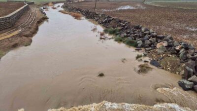 Gaziantep’in Yavuzeli ilçesinde etkili olan sağanak sonrası Karasu Çayı’nın debisi