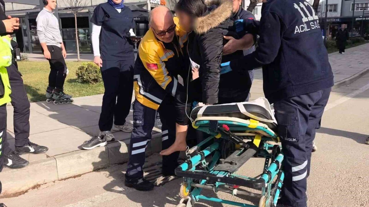 Bursa’nın İnegöl ilçesinde, yaya geçidinden geçmek isteyen 2 kadına otomobil